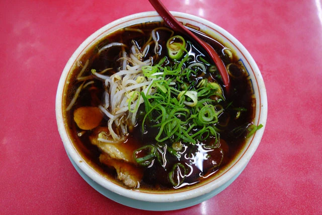 新福菜館/京都ラーメンのルーツとも称される。「中華そば(小)」(650円)は、黒々とした見た目と裏腹に優しい味わい