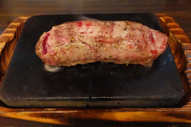 沖縄の天ぷらや締めのステーキも！　驚くほどユニークな沖縄ローカル飯