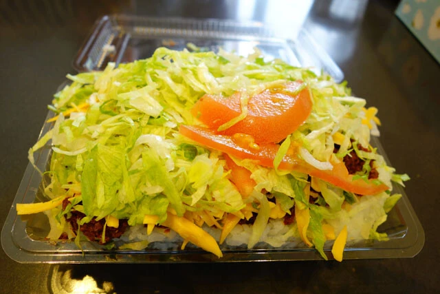 キングタコス/定番メニュー「タコライス チーズ野菜」(700円)は特製サルサソースをぶっかけて食らうべし!