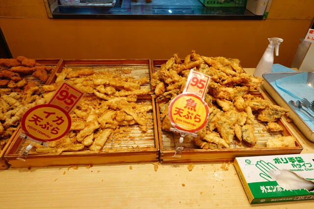 上間沖縄天ぷら店/意外と知られていない沖縄の天ぷらカルチャー。大量の天ぷらがドカ盛りで陳列されるさまは圧巻!