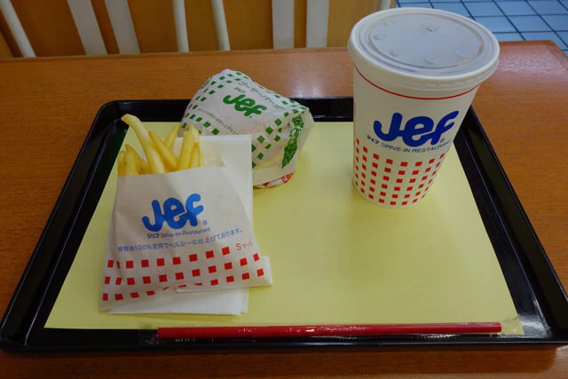 Jef/店内にはどことなく80年代の空気が残る。人気メニューの「ゴーヤーバーガー」(400円)は必食!