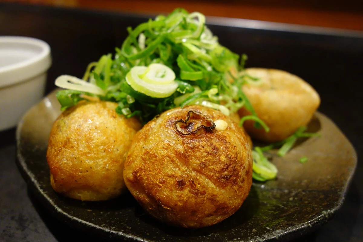 じゃんぼ總本店/「たこ焼き(大玉6個)」(356円)に「ねぎマヨ」(108円)をトッピング。ガツンと感じるだしの味!