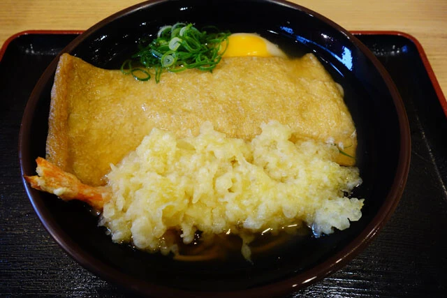 都そば/人気メニュー「月見きつね」(470円)にえび天をトッピング。関西風のだしで食べるそばをお試しあれ!