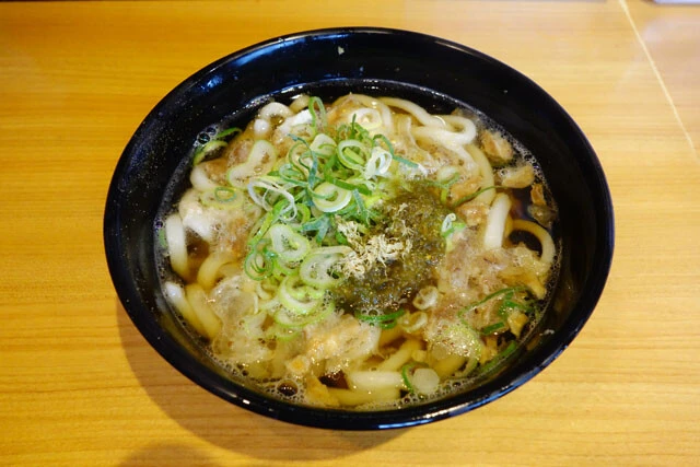 かすや/うまみの詰まった油かすのコクが自慢の「かすうどん」(600円~)。噛むごとにおいしさが染み出してくる!