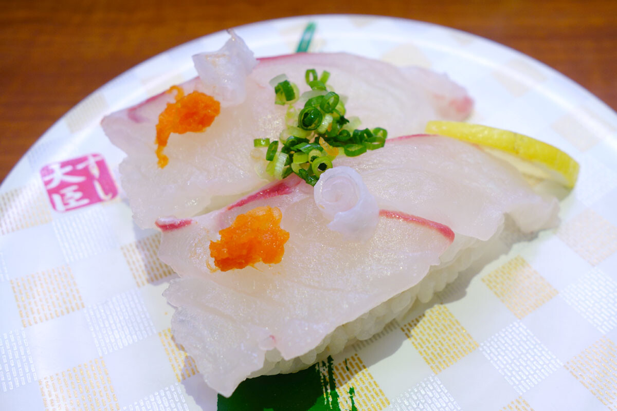 すし大臣／レアな高級魚「まはた」（410円）など、なかなかお目にかかれないネタが充実した回転ずし店