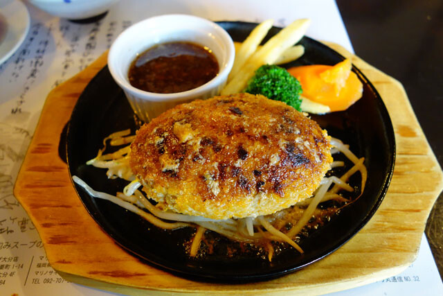 ぎゅう丸／名物「手仕事ハンバーグ180g（1630円）」。肉汁がダクダクとあふれ出す様子に興奮必至！