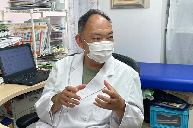 水分はもちろん、塩分の過剰摂取により、水分バランスが変わってしまうと話す岡宮院長