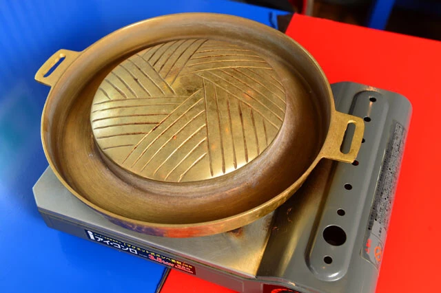 ムーガタの鍋はかつては焼くスペースが狭かった。また、現在バンコクなどでは電気鍋を使用することが多いそう。というのもガスボンベを使用していたが、よく爆発事故が起きていたからだとか