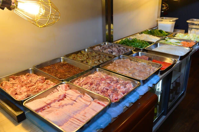 「MOOKATA」でもビュッフェ式で肉や魚介を持ち寄るスタイル