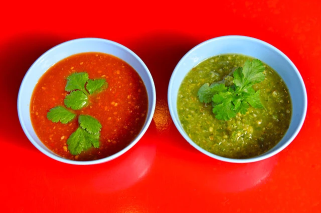 「MOOKATA」で出すタレは2種類。赤いタレはシラチャーソースというタイで人気のチリソースがベース。緑のタレは、ナンプラーとにんにく入り。焼肉にもしゃぶしゃぶにも合う自信作だが、容赦なく辛いので、タイ人だけでなくネパールやミャンマーからの来客に大好評