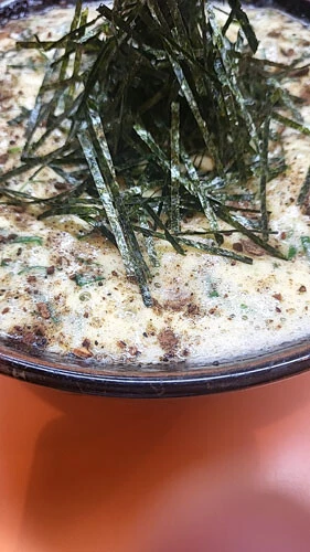 「熊本ラーメン もっこす」の『納豆ラーメン』。ミルキーな豚骨スープに納豆が加わり深みのある味わいに