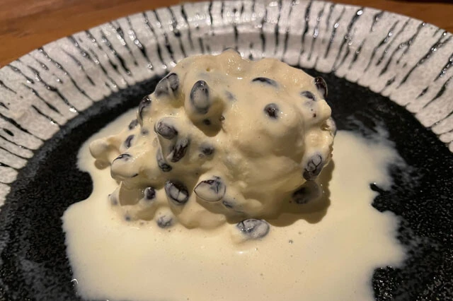 バニラアイスに黒豆納豆を混ぜた「納豆アイス」。黒豆納豆は比較的クセがなく、アイスの邪魔をしない