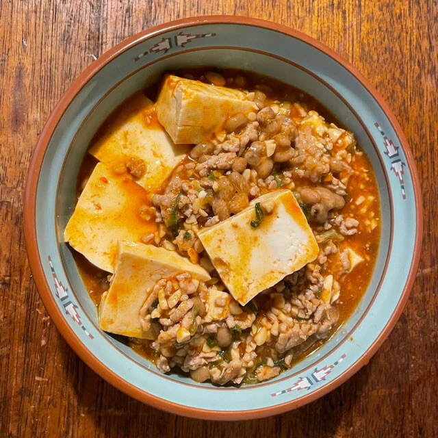 カレーと並んでメジャーな納豆料理である「麻婆納豆」。納豆のおかげで辛みがまろやかに