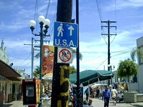 「アメリカはあっち」のサインがある国境の街ティファナ(メキシコ)