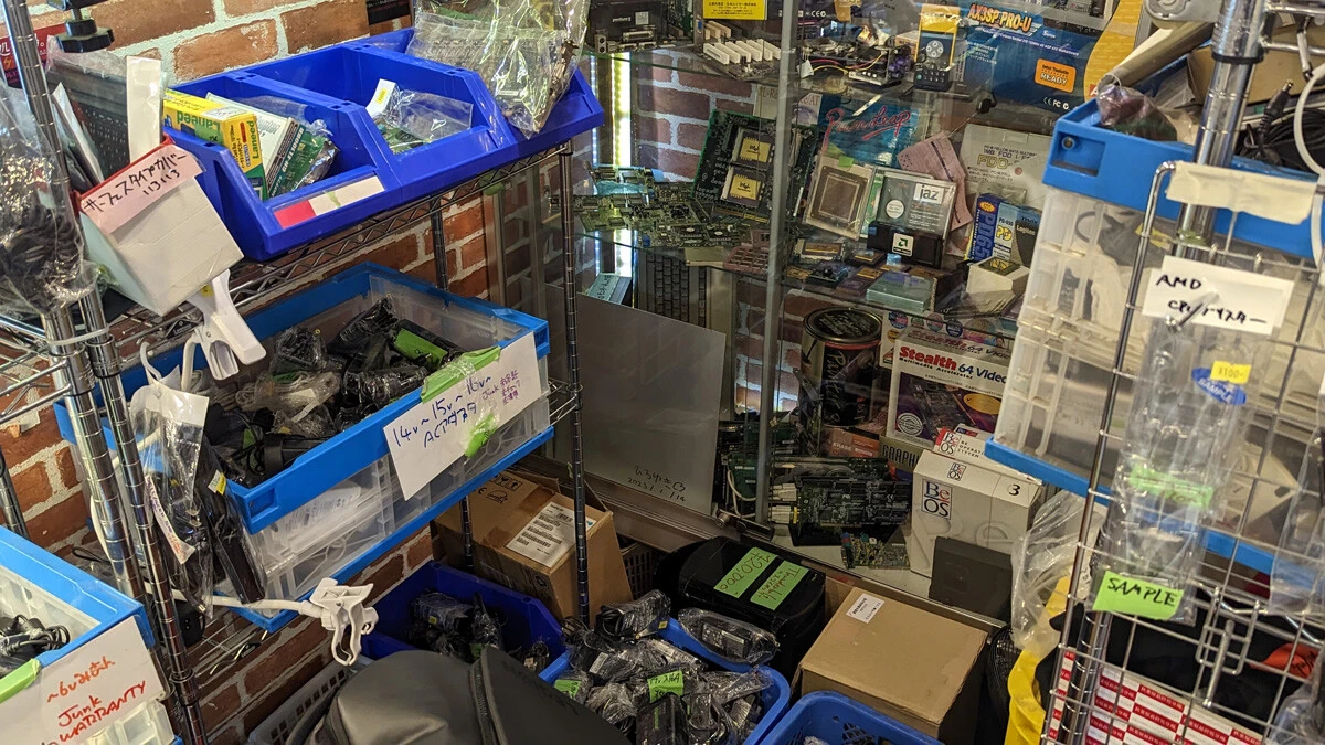 所狭しと置かれた得体のしれない(?)ジャンク品たち。だが、人によっては「お宝」が見つかることも