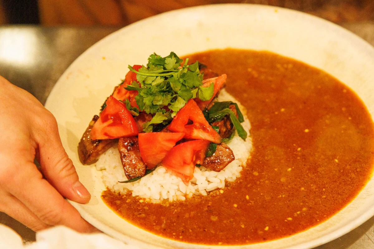 新鮮な豚レバーを使った「シビ辛！レバニラカレー」（1300円）。辛さは６段階から選べる（辛さによっては有料）