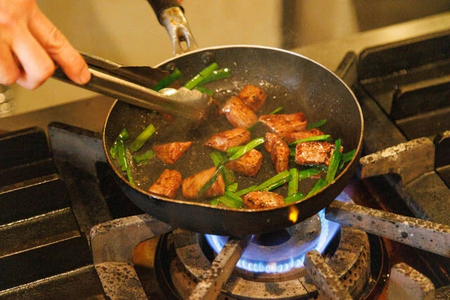 レバーは食べているうちに固くなってしまうので、余分な火を入れないよう細心の注意を払いながらレバニラを炒める