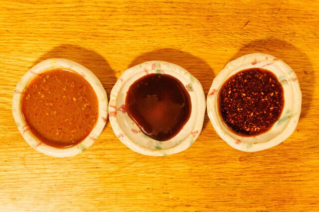 （左から）カレーのルー、レバニラの味つけとなるタレ、スパイスソース