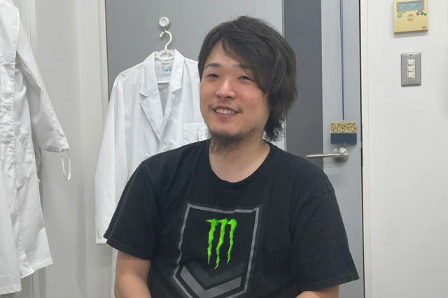 汗をかきやすい場所は脇、胸、背中、顔。また汗腺には「エクリン腺」と「アポクリン腺」の2種類あり、「脇にあるアポクリン腺からは、タンパク質や脂質、アンモニアなどを含む汗が分泌されるため匂いが強くなりやすい」と話す石田さん