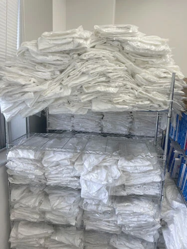 研究室に積み上がる体臭チェック用の白Tシャツ。すべてチェック済だが、事務所内だけで3000枚以上あるそう