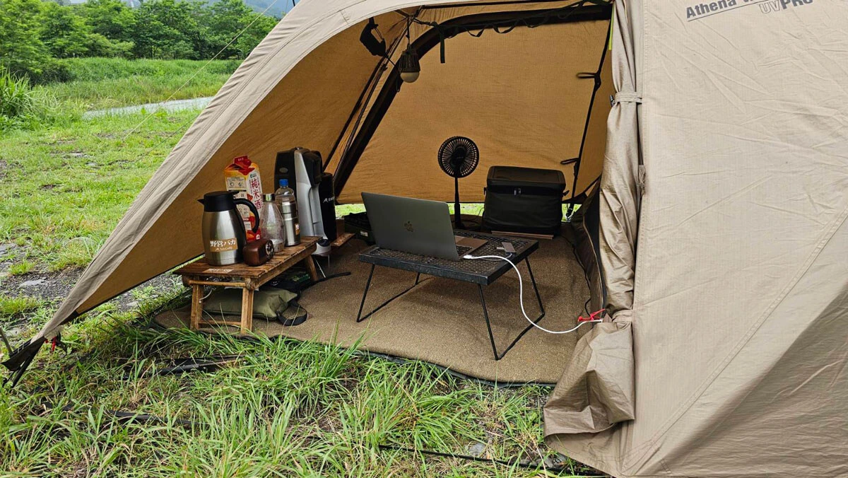 小山さんがソロキャンプ用に張ったテントと並べた道具。これくらいのシンプルさで十分