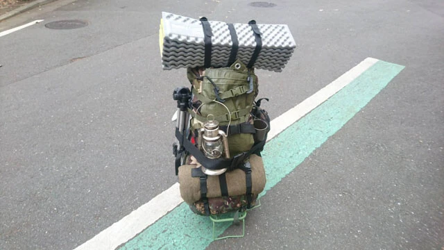 リュックサックひとつにまとめられたソロキャンプ用の道具。これなら電車やバスでもキャンプに行ける