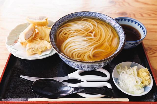 店の代名詞ともいえる「大阪つけめん」。ハサミに注目!