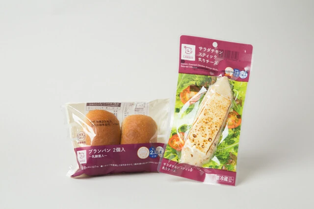 ブランパン 2個入～乳酸菌入～〈ローソン〉【糖質およそ4g[2個］】　サラダチキン スティック 炙りチーズ〈ローソン〉【糖質およそ1.7g［1個］】