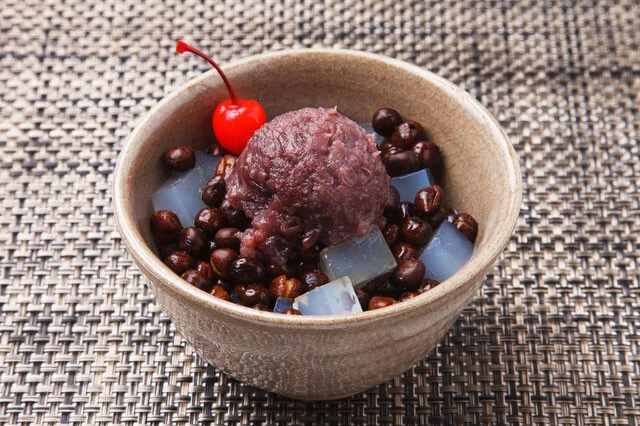 豆や寒天の入ったあんみつはお尻にやさしい食べ物