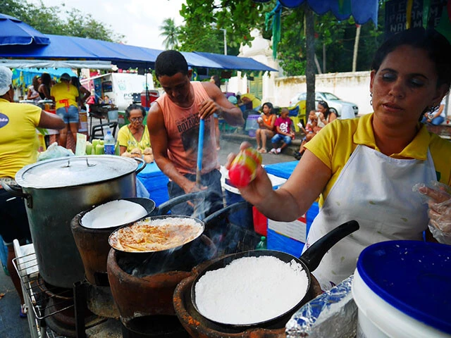 フライパンで焼かれるタピオカの生地