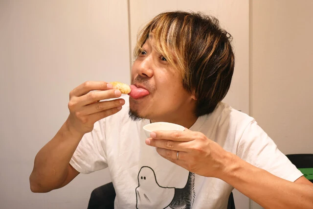 （３）ペロペロ！　自宅ならスシローの醤油をいくらペロペロしても無問題！　せっかくだから香ばしい醤油を舐め回し、無限ペロペロを堪能しよう。やりすぎた場合はまた手順（１）からやり直しだ