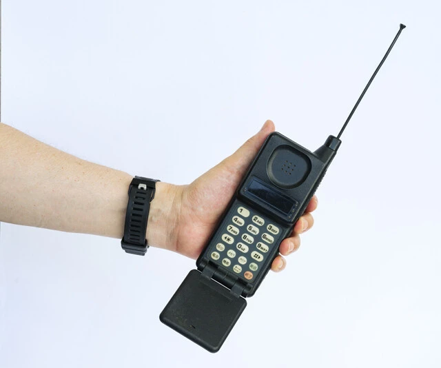 1993年よりデジタル方式が始まり、ドコモからもモトローラの端末が発売されました。この頃の携帯電話は一般に普及する以前であるため、ガラケー全盛期のように急速な小型、高性能化は行なわれなかった