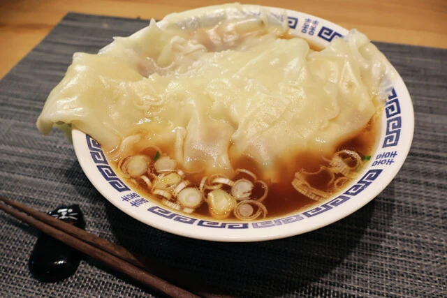 【超特大！　メンワンタン】超特大ワンタンの中身はなんと！　ファミマルの台湾まぜそば。いろいろバグった炭水化物お化け＜野島慎一郎のバカレシピ＞