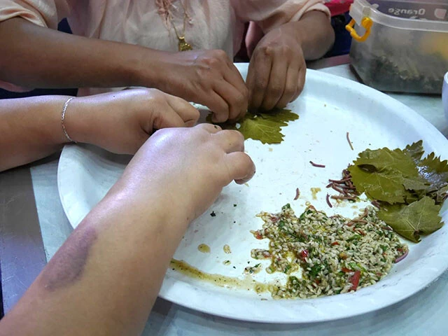 ヨルダンで親子が作っていたドルマ