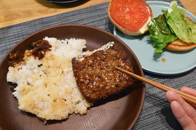 (1)盛る! ビーフカレギュウをテイクアウトしたらご飯を皿に盛り、牛肉は容器のフタなどによけておく。続いて黒毛和牛バーガーを開き、パティだけを取り出してご飯の上にのせる