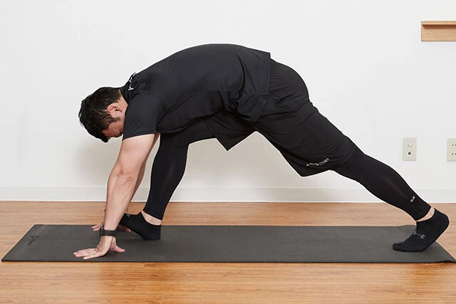 ストレッチ⑥つま先とお尻を上げて、もも裏を伸ばす。元の位置に戻り反対のパターンを行なう