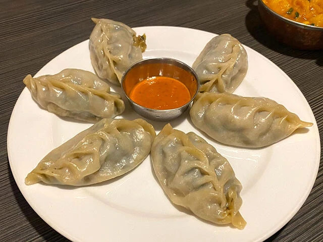 「ほうれん草とチーズのモモ」が絶品!