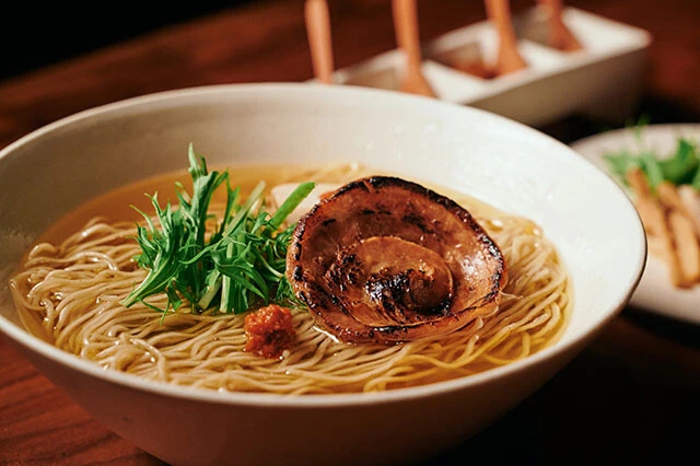 ザ・リッツ・カールトン日光で提供されている「AFURI共作 栃木 柚子塩らーめん」。5800円の高級ラーメン