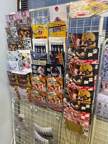 階段の踊り場にはインディーズアイドルのチラシも置くように。そうしたこともあり、地下アイドルの写真集販売イベントを行なったところ、120冊以上売れたそう。「パワーがめちゃくちゃ半端ないな。僕らの規模感だと100冊ぐらい販売できれば十分。今後も力を入れていこうと思いましたね」（手林氏）