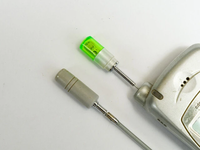 これはゲーミング仕様の原点だったかも!?　光るアンテナはどんな光り方をするかが伝わりづらいため、パッケージの写真やイラストで発光時の雰囲気を伝えようとしていました。ショップには、実際に現物に通電して発光させる店頭ディスプレーも設置されました