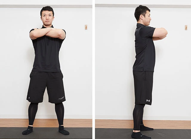 スクワット①足を腰幅よりも少し広くして立ち、つま先も少し外側に向ける。手を前に出す