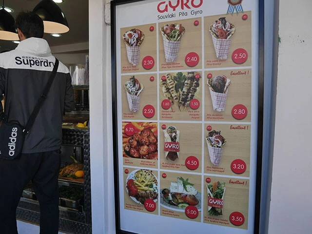 リゾート地サントリーニ島で2.5ユーロ程度とお手軽なのがありがたい