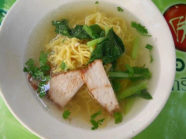 卵麺スープあり「バミー・ナーム」。これが30円とは!