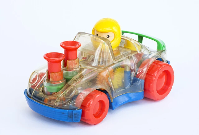 昭和時代にはクルマの玩具、ファミコンのカートリッジもスケルトン化され、中の構造を見せるデザインでした