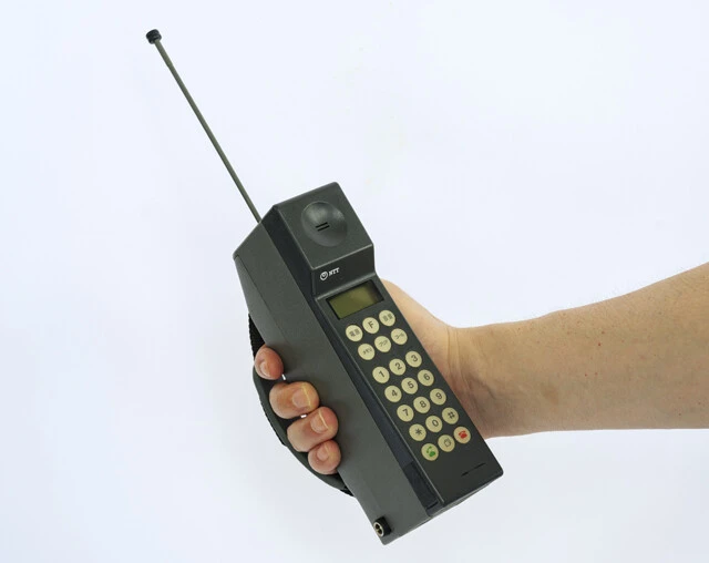 【山下メロの平成レトロ遺産】平成レトロ遺産005：ポケットに収まらなかった!?『平成のケータイ電話』