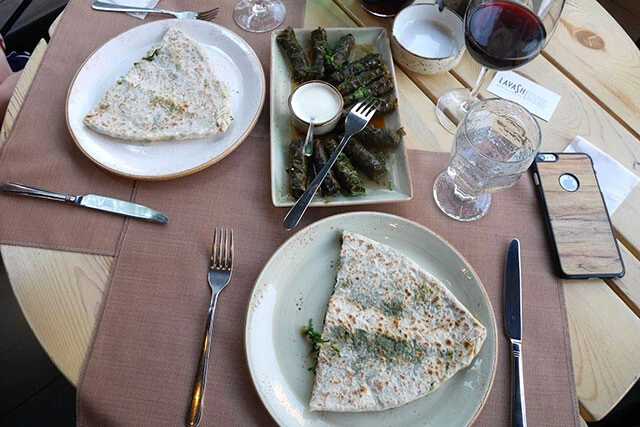 テラス席でドルマ（ロールキャベツのような料理）とジンガロヴ・ハッツ