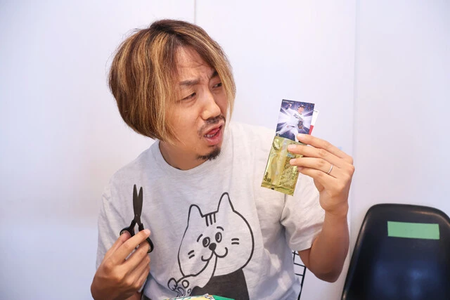 （１）カード！　プロ野球チップスを買ったらまずはカードを開封するのが流儀。今回は好きなチームの選手が出なかったが、どんな結果でもポテチはウマい。テンション上げていきましょう！