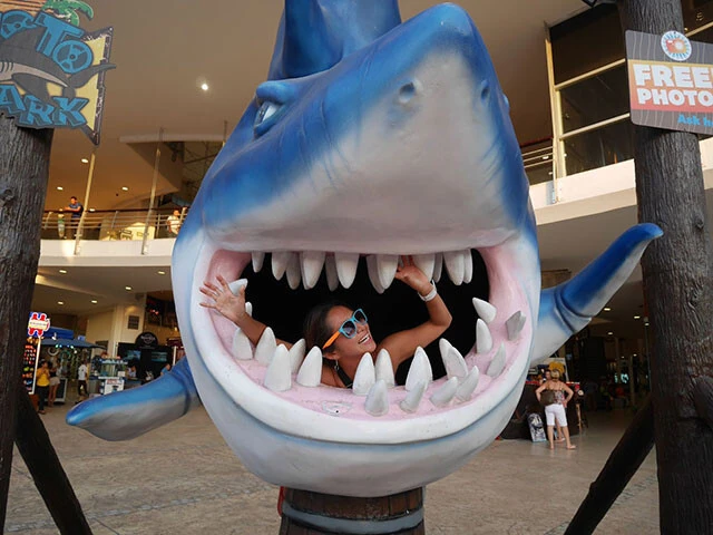 カンクンの夜を盛り上げる人気クラブ「ココ・ボンゴ」前にいたジョーズ