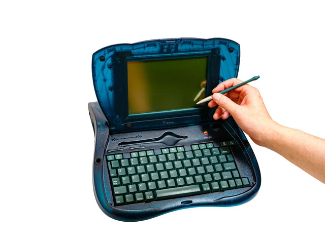 iMacより先に発売されたAppleのスケルトン端末! Apple初のスケルトン端末「Newton eMate300」は、教育機関用として97年に発売。ただし、iMacのような白とブルーのツートンカラーではなく単色スケルトン。iMac登場後にツートンカラーの半透明デザインが流行しました