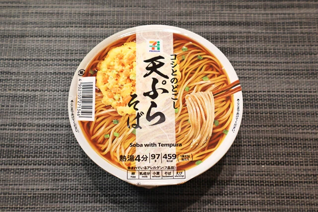 天ぷらそば（丼型）　製造：日清食品　価格：138円　評価：★★★★☆　完全なるジェネリックどん兵衛。天ぷらはハード食感で、後入れにしなくても最後まで形をキープ。麺は歯切れよく、フライ麺特有のクセも少なめ